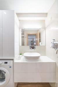 伊拉克利翁鎮的住宿－Lydia's Apartment，白色的浴室设有水槽和洗衣机。