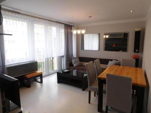 - un salon avec une table et une salle à manger dans l'établissement Apartment in winouj cie for 4 people, à Świnoujście