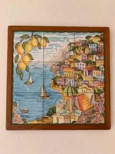 una pintura de una ciudad en una pared en Casa Ausilia Trilocale, en Amalfi