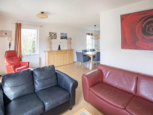 uma sala de estar com um sofá e uma mesa em Holiday home near Grevelingen Lake em Zonnemaire