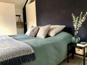 1 dormitorio con cama con edredón azul y mesa en Cramer's Corner, en Hardenberg