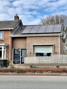 une maison dotée de nombreux panneaux solaires dans l'établissement Cramer's Corner, à Hardenberg