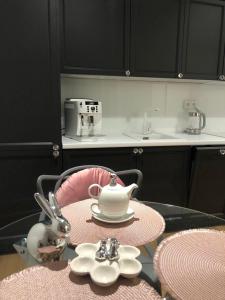 stół z zestawem do parzenia herbaty w obiekcie Apartament Business & Living No 98 nad Zalewem w Cedzynie, Miejsce parkingowe w mieście Cedzyna