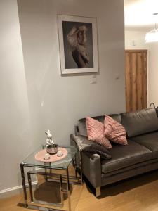 sala de estar con sofá y mesa en Apartament Business & Living No 98 nad Zalewem w Cedzynie, Miejsce parkingowe, en Cedzyna