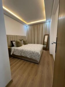 una camera con letto e pavimento in legno di Résidence du parc a Mohammedia