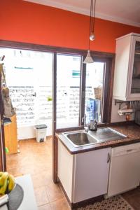 uma cozinha com um lavatório e uma grande janela em Mar y Sol em Los Cancajos