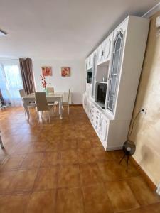 a living room with a kitchen and a dining room at Casa Los Cuncos in Barrio de Lomba