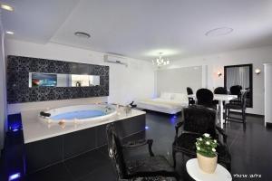 Galeriebild der Unterkunft סוויטות כחול לבן - בקתות וסוויטות מושלמות עם ג'קוזי פרטי ובריכה מחוממת במתחם in Shahar