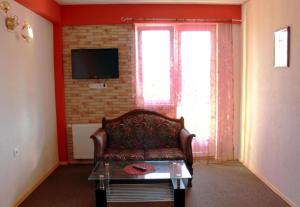 a living room with a couch and a tv at Apartmani i sobe Centar Bugojno in Bugojno