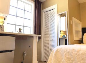 sypialnia z łóżkiem, oknem i lustrem w obiekcie Island Retreat Studio #5 w mieście Nassau