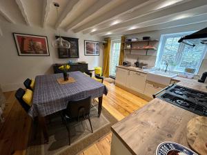 eine Küche mit einem Tisch und einem Esszimmer in der Unterkunft Laburnum Cottage in Alnwick