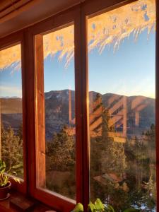 una ventana con vistas a las montañas en Alberg Refugi Bages en La Coma i la Pedra