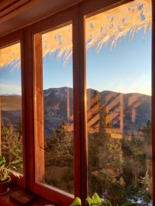 una ventana con vistas a las montañas en Alberg Refugi Bages, en La Coma i la Pedra