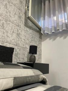 ein Schlafzimmer mit einem Bett und einem Fenster in der Unterkunft Chiaro di luna in Castellammare di Stabia