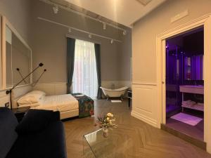 ナポリにあるRelais Ranieri Piazza Vittoriaのベッドルーム1室(ベッド1台付)、