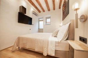 um quarto com uma cama e uma televisão na parede em Villa Urbi et Orbi 2 em Split