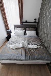 Кровать или кровати в номере Villa Bauhaus Wellness Apartman Fsz. 1