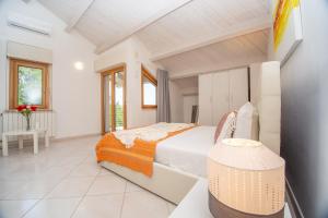 1 dormitorio con 1 cama grande en una habitación en AbruzzodAmare Amazing Apartments with Romantic Sea View, en Francavilla al Mare