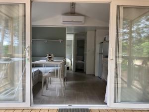 a kitchen and dining room with a table and chairs at Palombaggia location i pini Porto Vecchio in Porto-Vecchio