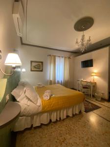 Postel nebo postele na pokoji v ubytování Palazzo Mari suite & rooms b&b