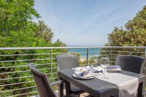 una mesa en un balcón con vistas al océano en AbruzzodAmare Amazing Apartments with Romantic Sea View, en Francavilla al Mare
