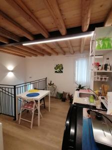 Habitación con mesa y escritorio. en VERDEPOESIA, en Chioggia