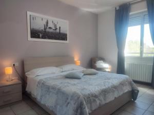 1 dormitorio con 1 cama con 2 almohadas en Parri 33 Bologna Fiera 4+1 Guest Parking on demand, en Bolonia