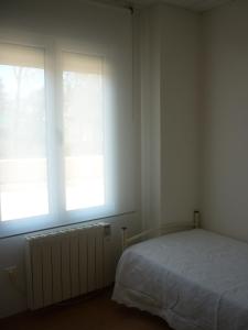 Łóżko lub łóżka w pokoju w obiekcie Pensión-Albergue Puente Ribeira