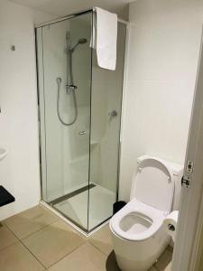 ein Bad mit einem WC und einer Glasdusche in der Unterkunft City Haven with Breathtaking Views in Melbourne