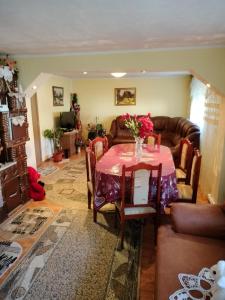 uma sala de estar com uma mesa e um sofá em Casa Tudor-Nicolae em Borşa