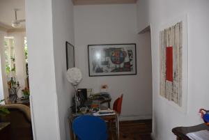sala de estar con mesa y silla azul en Bella Hospeda, en Río de Janeiro