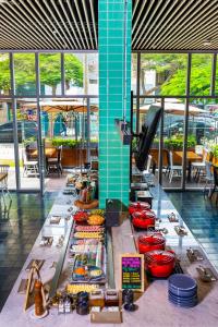 un tavolo a buffet in un edificio con cibo sopra di ibis styles Lima San Isidro a Lima