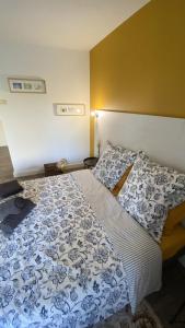 Posteľ alebo postele v izbe v ubytovaní Joli Appartement 27m2 Terre d'Ocre en village vacances en Camargue