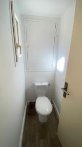 Kúpeľňa v ubytovaní Joli Appartement 27m2 Terre d'Ocre en village vacances en Camargue