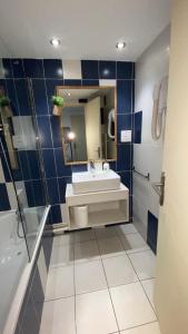 Kúpeľňa v ubytovaní Joli Appartement 27m2 Terre d'Ocre en village vacances en Camargue