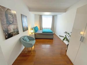 ein Wohnzimmer mit einer Couch und einem Sessel in der Unterkunft Jacky & Daniel's Apartments Top 1 in Sankt Pölten