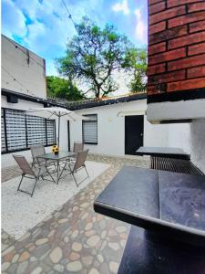 un patio con mesa y sillas y un edificio en Casa Santa Margarita, en Bogotá