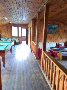 una sala de estar con mesa de billar en una cabaña en WoodHouse, en Dilijan