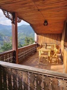 - Balcón de cabaña con mesa y sillas en WoodHouse, en Dilijan