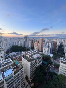 una vista aérea de una ciudad con edificios altos en HOTEL PERDIZES - FLAT Executivo - 1403, en São Paulo