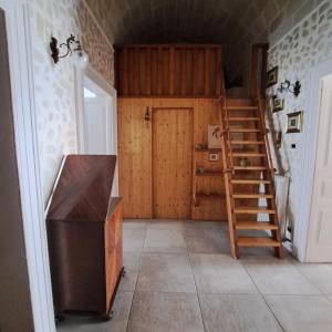 Habitación con escalera de madera y puerta en Maison Gio', en Taranto