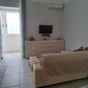 sala de estar con sofá y TV de pantalla plana en Maison Gio', en Taranto