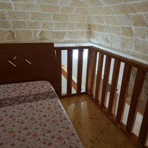 Habitación con cama y pared de ladrillo en Maison Gio', en Taranto