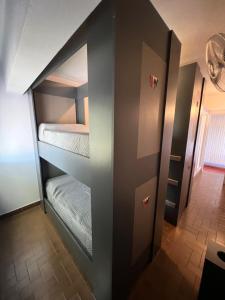 a hallway with two bunk beds in a room at Wynwood Extreme Hostel in Villa Carlos Paz