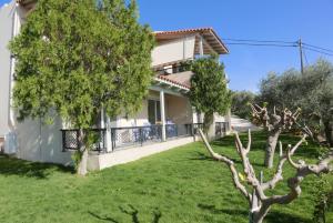 a villa with a yard and a house at Renting House GALINI in Plakias