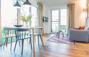 salon ze stołem i krzesłami w obiekcie Nice Apartment In Lembruch-dmmer See With Kitchen w mieście Lembruch
