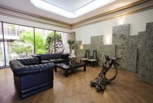 een woonkamer met een bank en een tafel bij Hotel Nikko in Curitiba