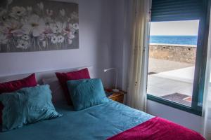 een slaapkamer met een bed en uitzicht op de oceaan bij Mar y Sol in Los Cancajos