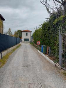 eine leere Straße mit einem Zaun und einem kein Parkschild in der Unterkunft La casa di Alyss in Bergamo