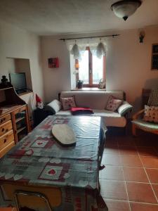 sala de estar con mesa y sofá en Casa Indipendente Val d'Ayas - Challand Saint Anselme, en Challand Saint Anselme